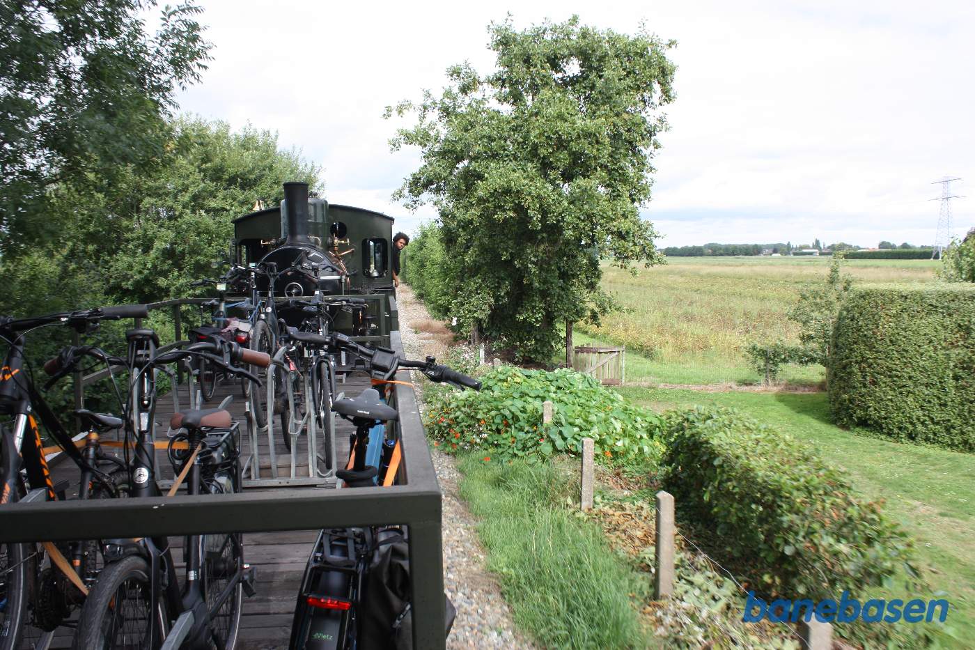 Toget kører over markerne