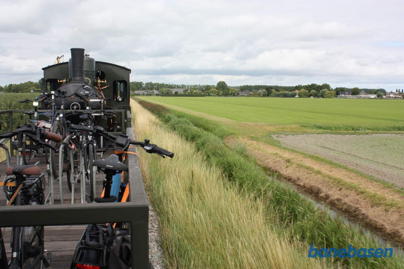 Toget kører over markerne