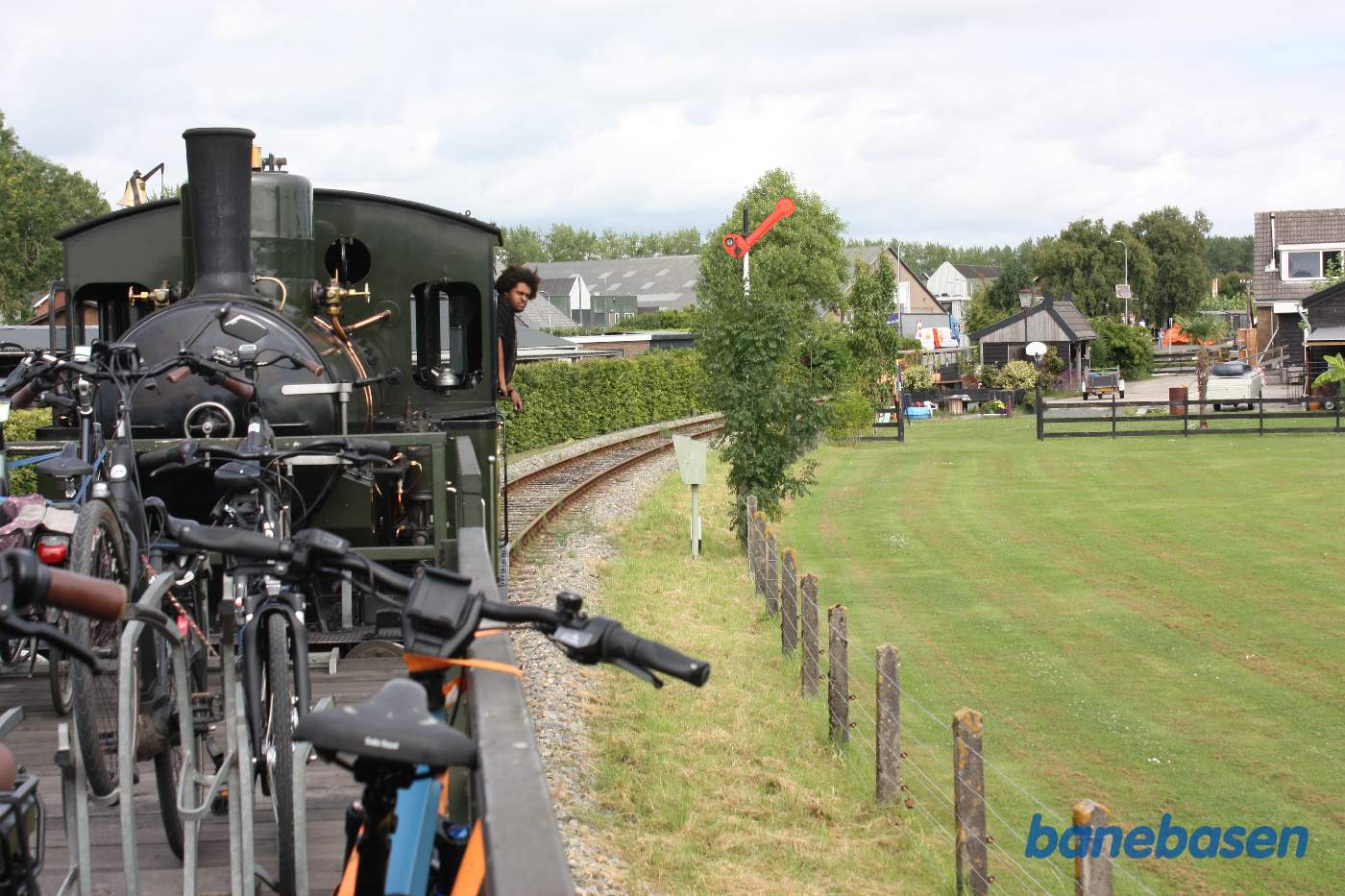 Toget er på vej ind på næste station. Indkørselssignalet ses lidt længere fremme