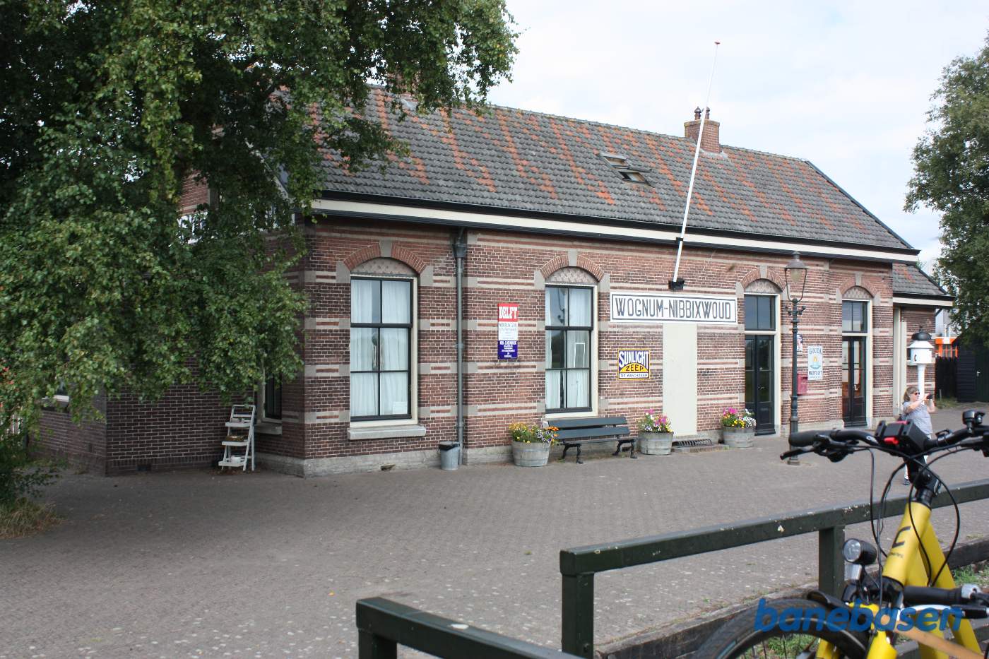 Stationsbygningen til højre