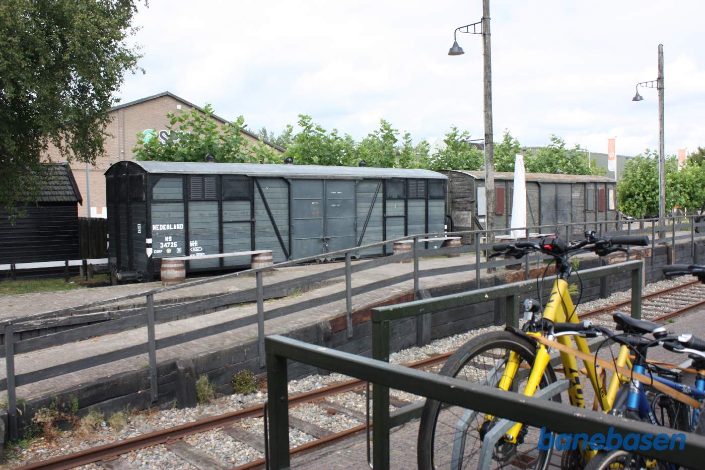 På læssevejen holder nogle lukkede godsvogne