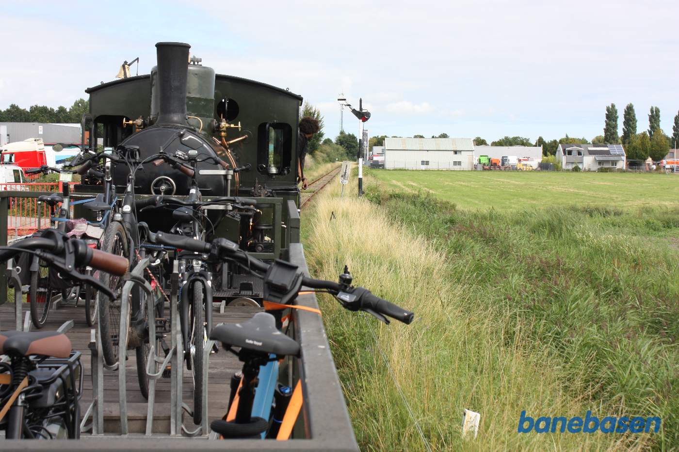 Toget på vej ud af stationen, udkørselssignalet lidt længere fremme