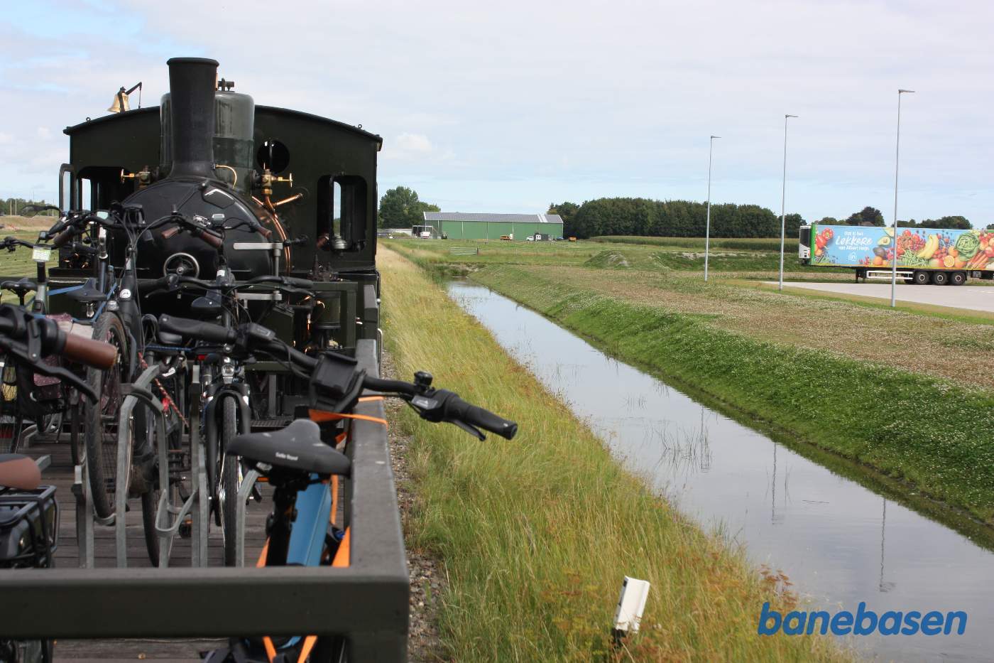 Banen går langs en bred grøft fyldt med vand