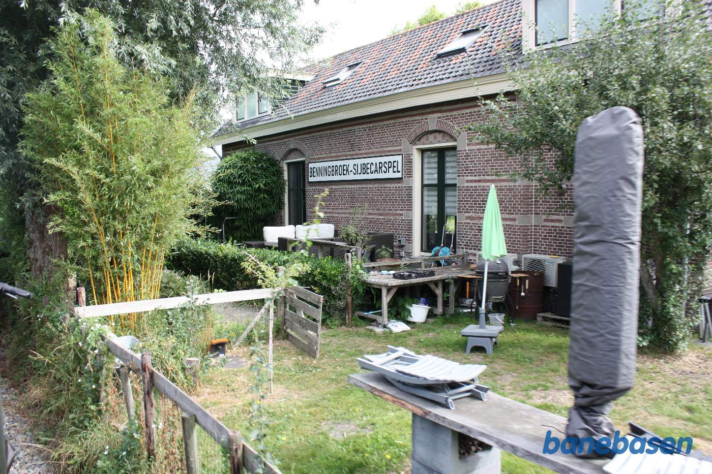 Stationsbygningen til højre