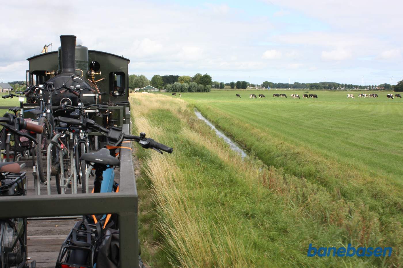 Toget kører over markerne