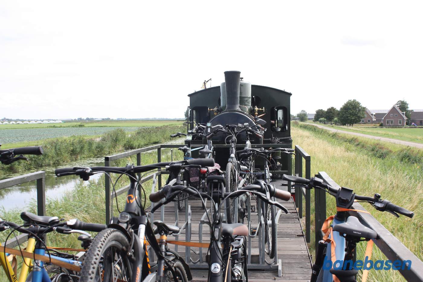 Toget kører hen over markerne, en kanal til venstre