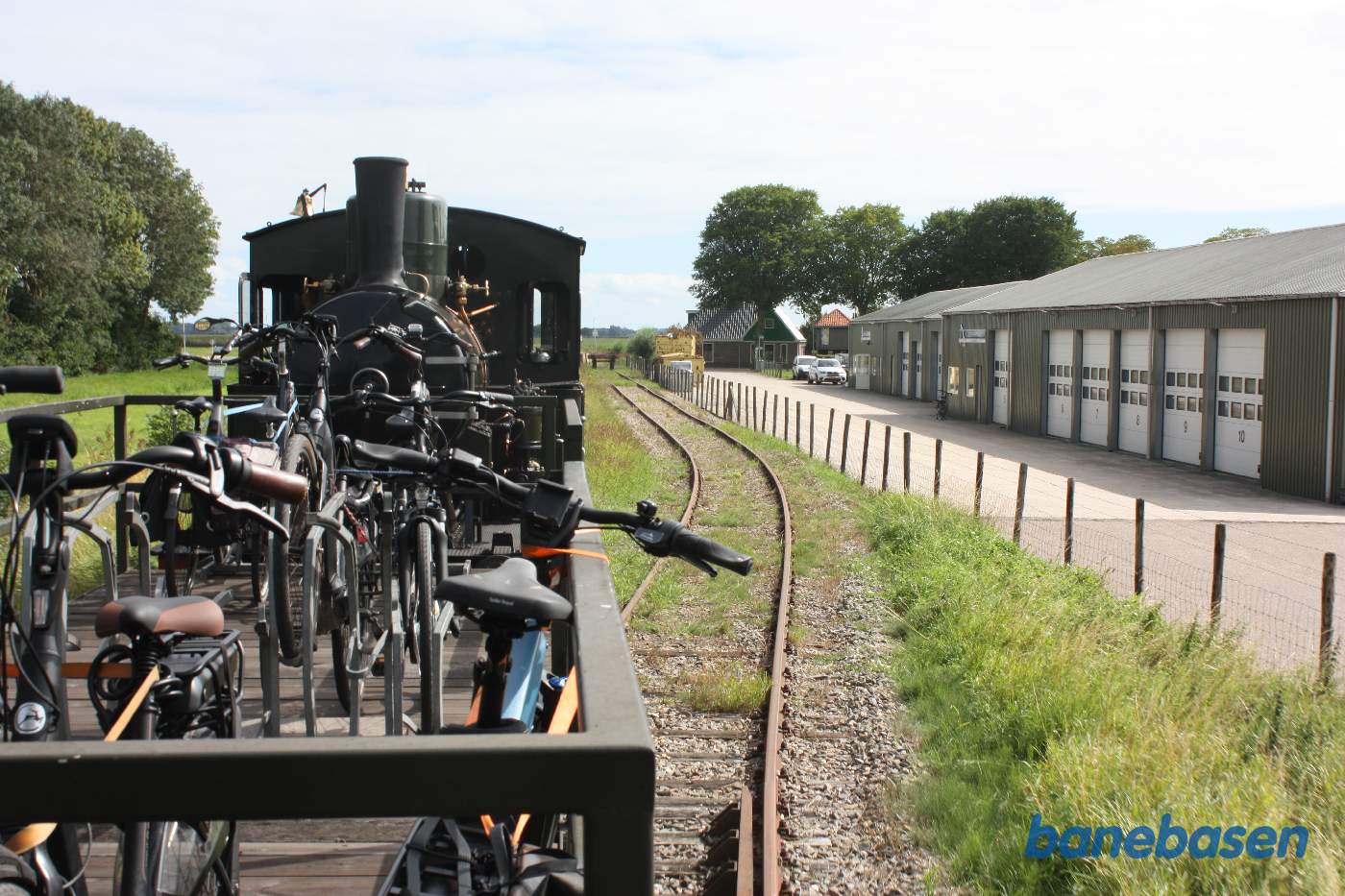 Læssespor og pakhuse til højre