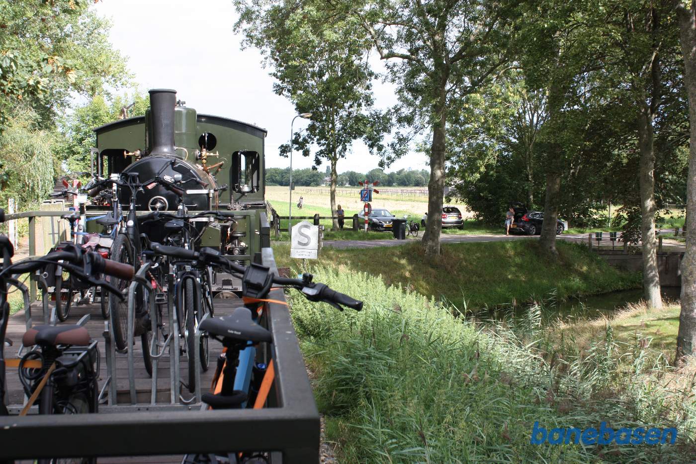 Lige efter overkørslen kommer stationen