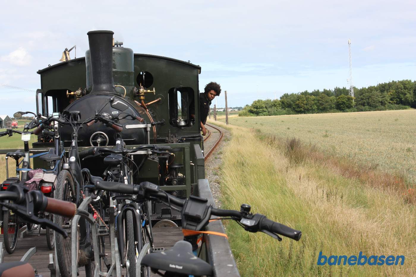 Toget på vej ud af stationen