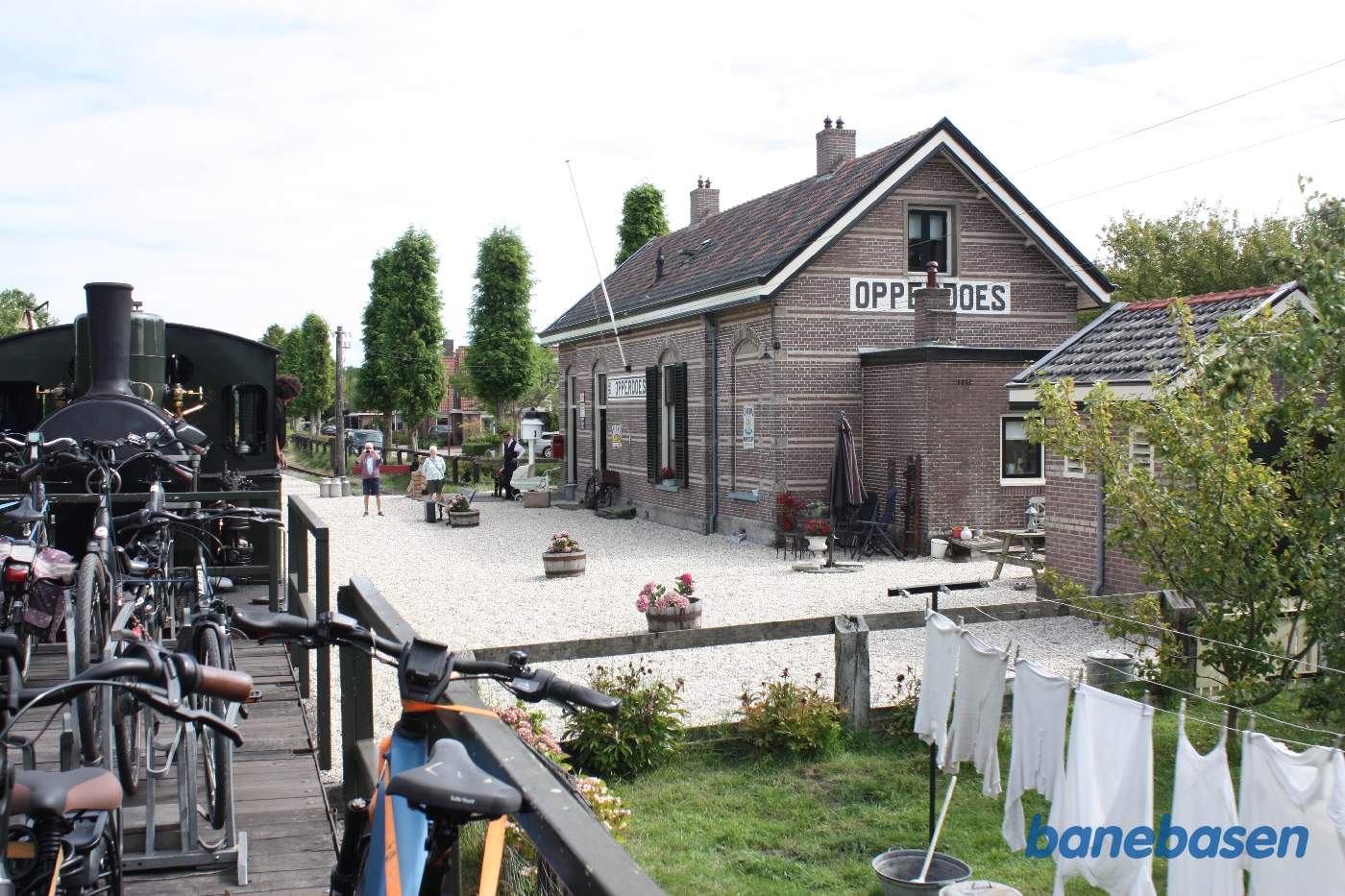 Stationsbygningen til højre