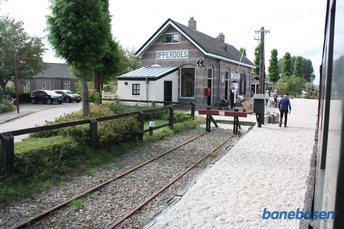 Perron, stationsbygning og sidespor