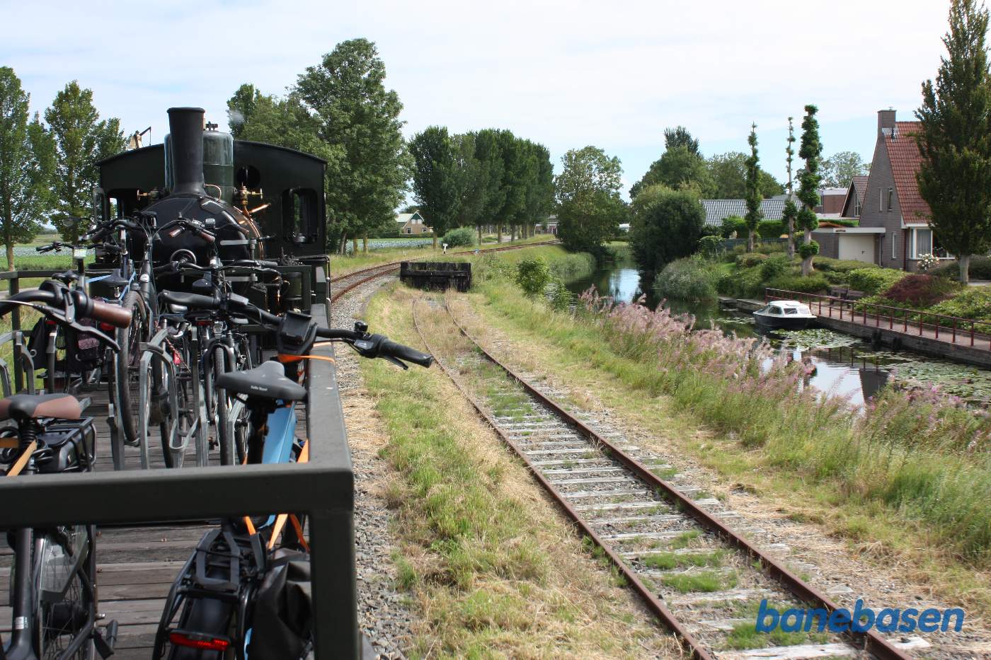 På vej ud af stationen med sidesporet