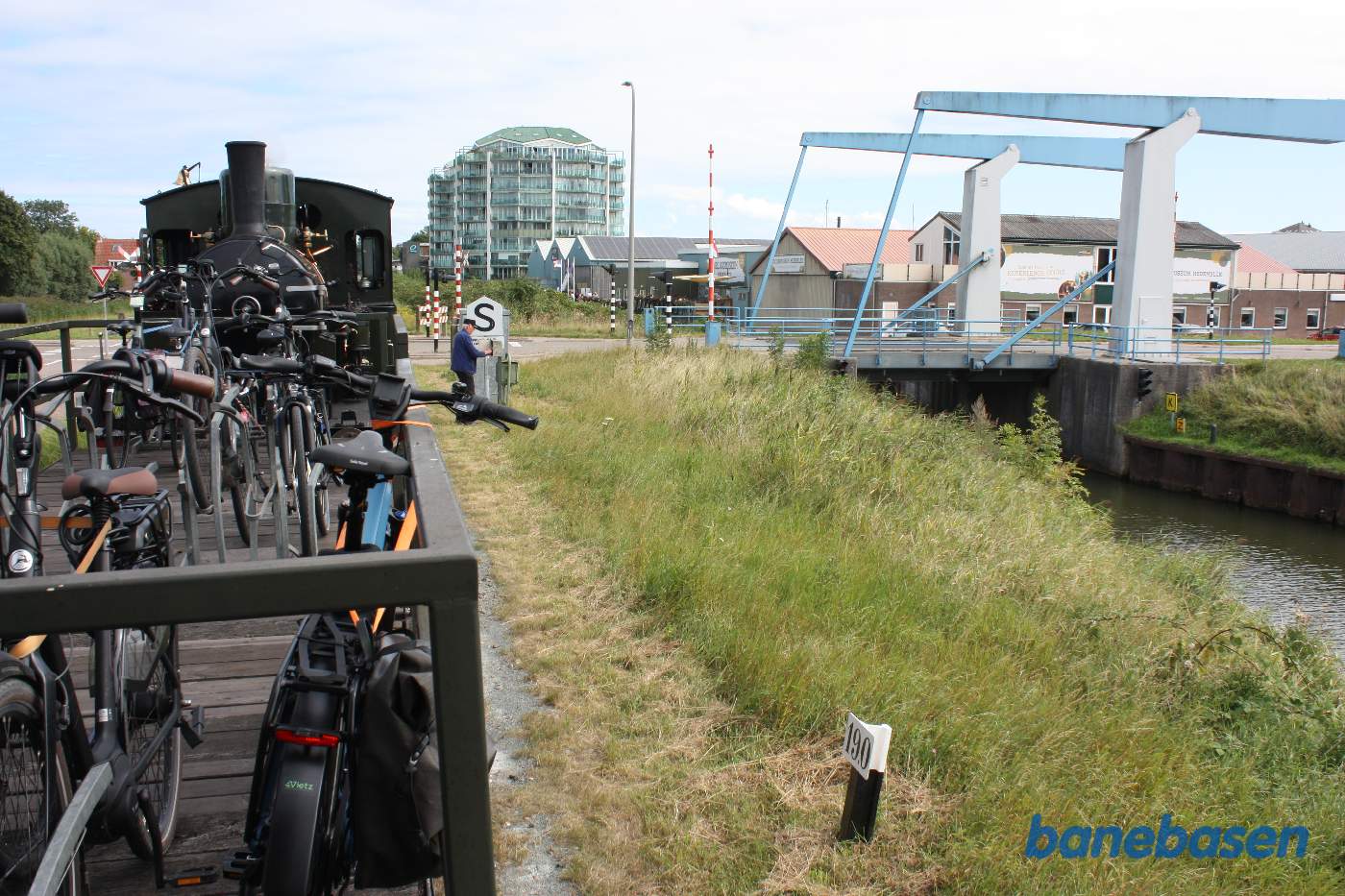 Vippebro for vejtrafikken til højre