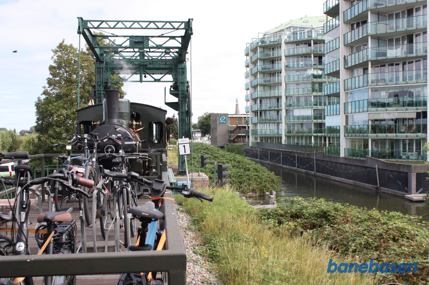 Vippebro for jernbanen lige fremme