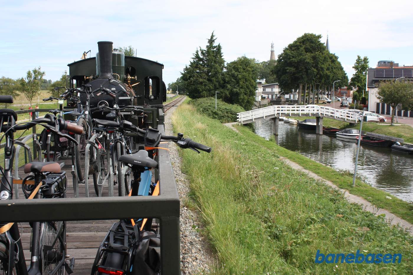 Kanal med hvid gangbro til højre