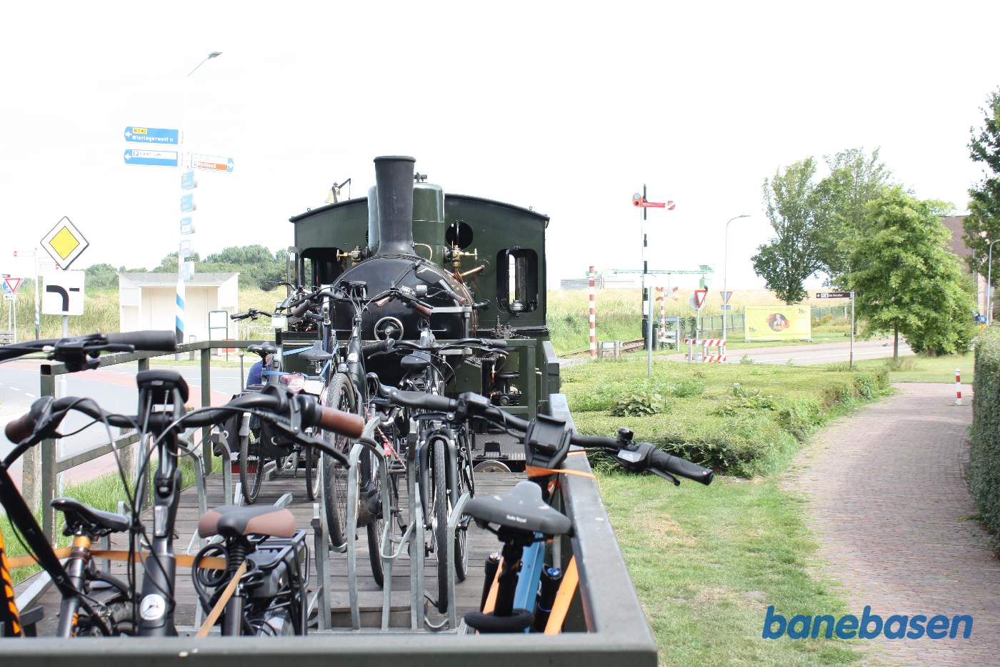 Indkørselssignalet til højre for lokomotivet