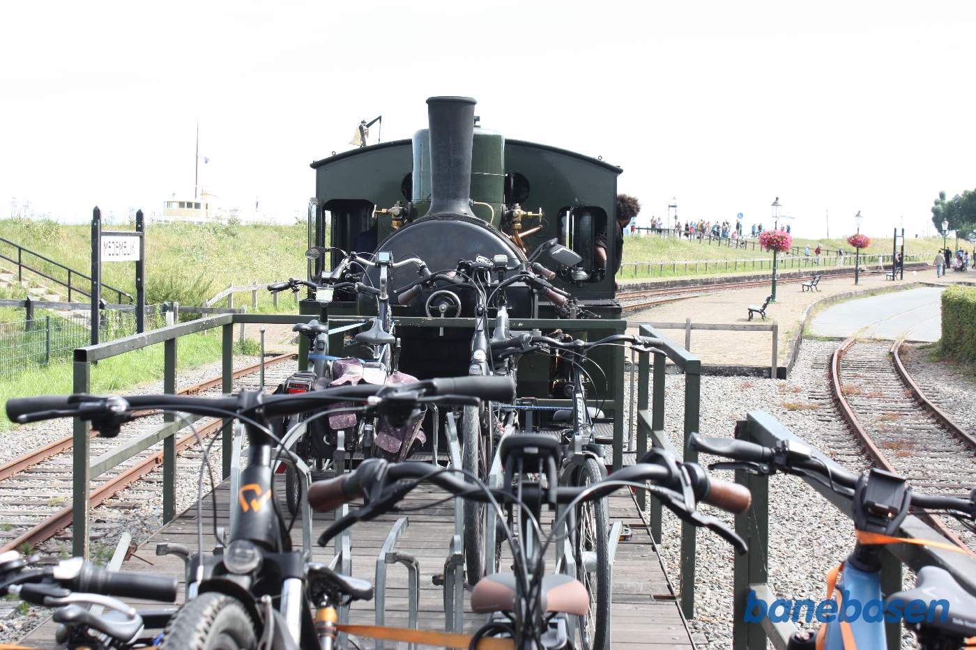 På vej ind på stationen