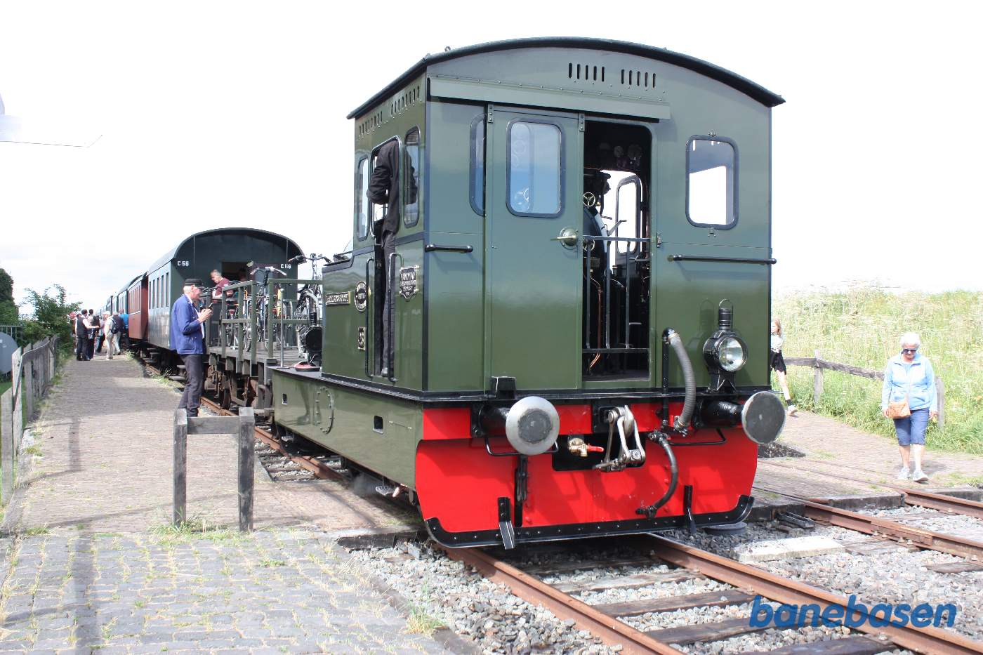 Cyklerne tages ned fra cykelvognen