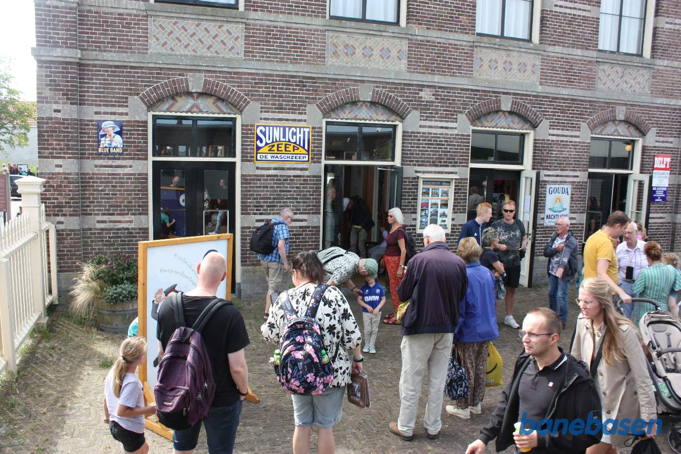 Trængsel på perronen foran stationsbygningen