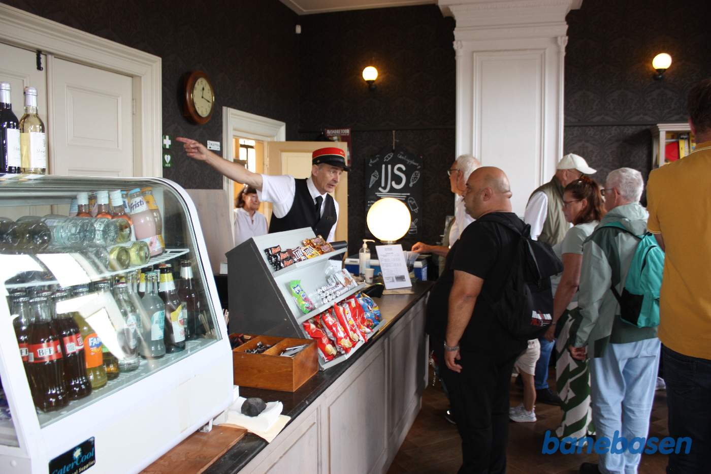 Inde i stationsbygningen er der salg af souvenirers samt mad og drikke