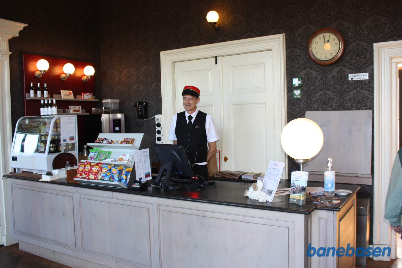 Inde i stationsbygningen er der salg af souvenirers samt mad og drikke