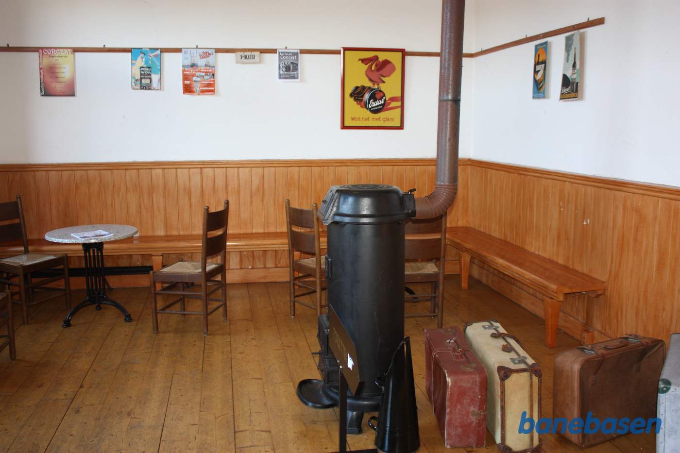 Ventesalen med kakkelovn