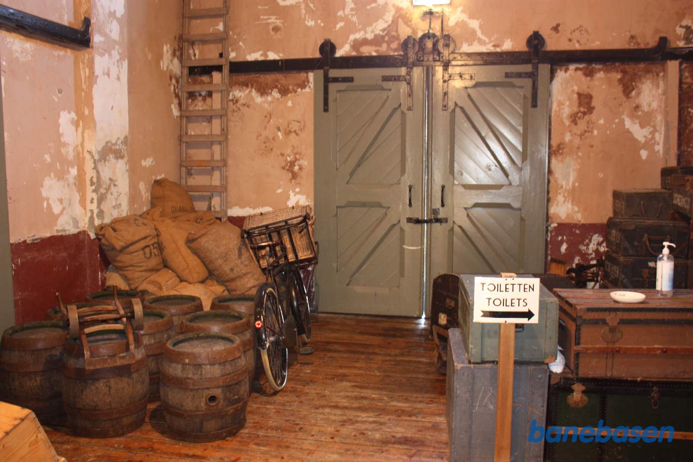 Pakhuset med sække og tønder