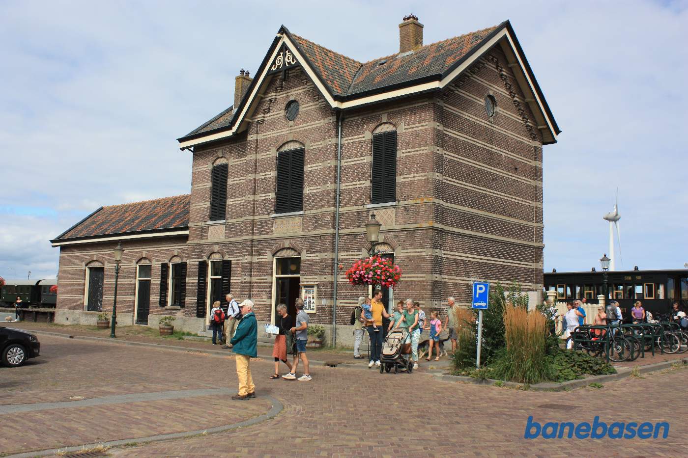 Stationsbygningen set fra gaden