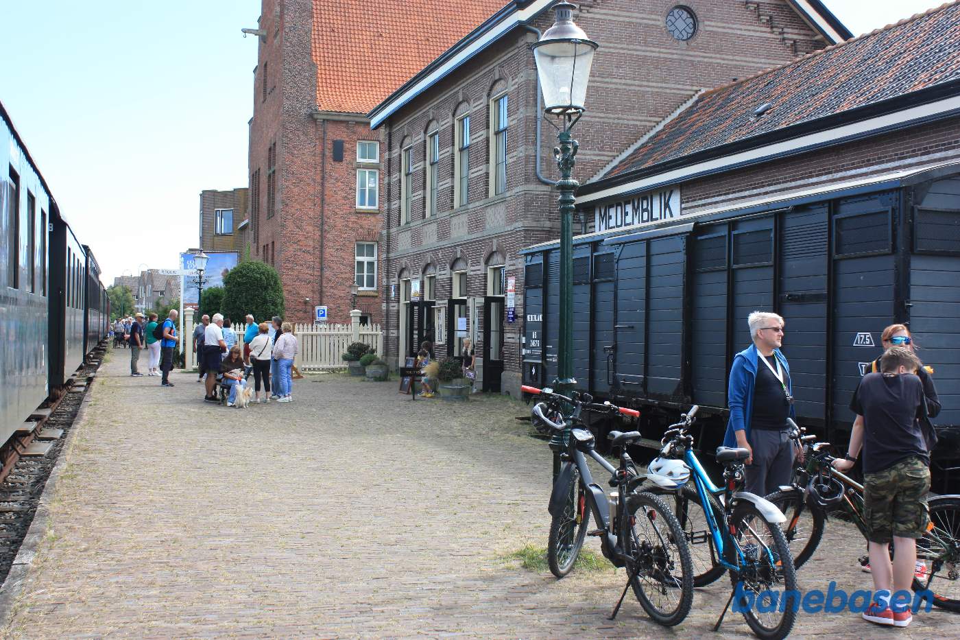 Ud for pakhuset en godsvogn med toiletter til gæsterne