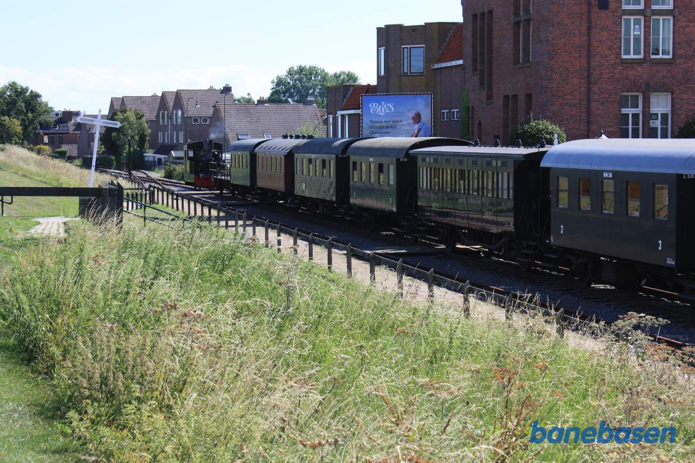 Persontoget holder ved perron