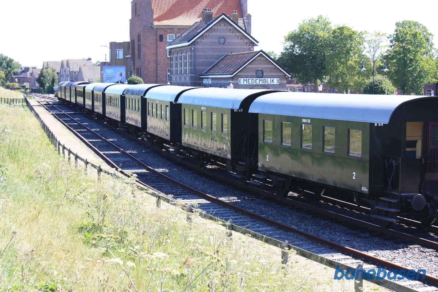 Persontoget holder ved perron