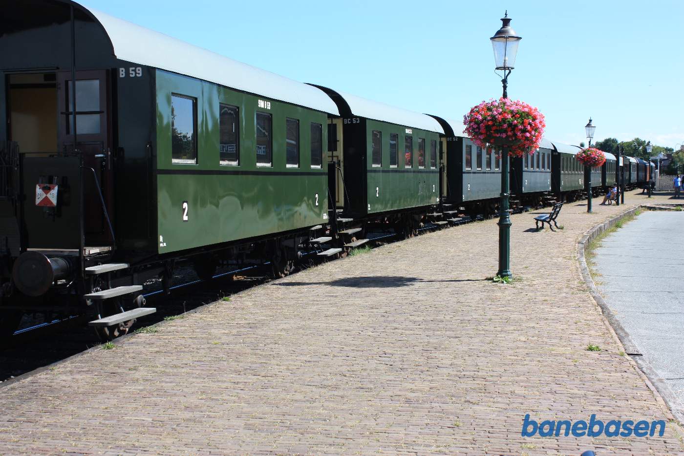 Persontoget holder ved perron