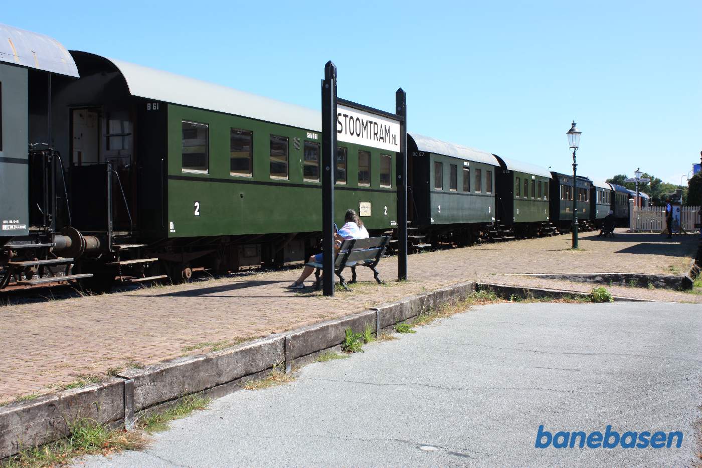 Persontoget holder ved perron