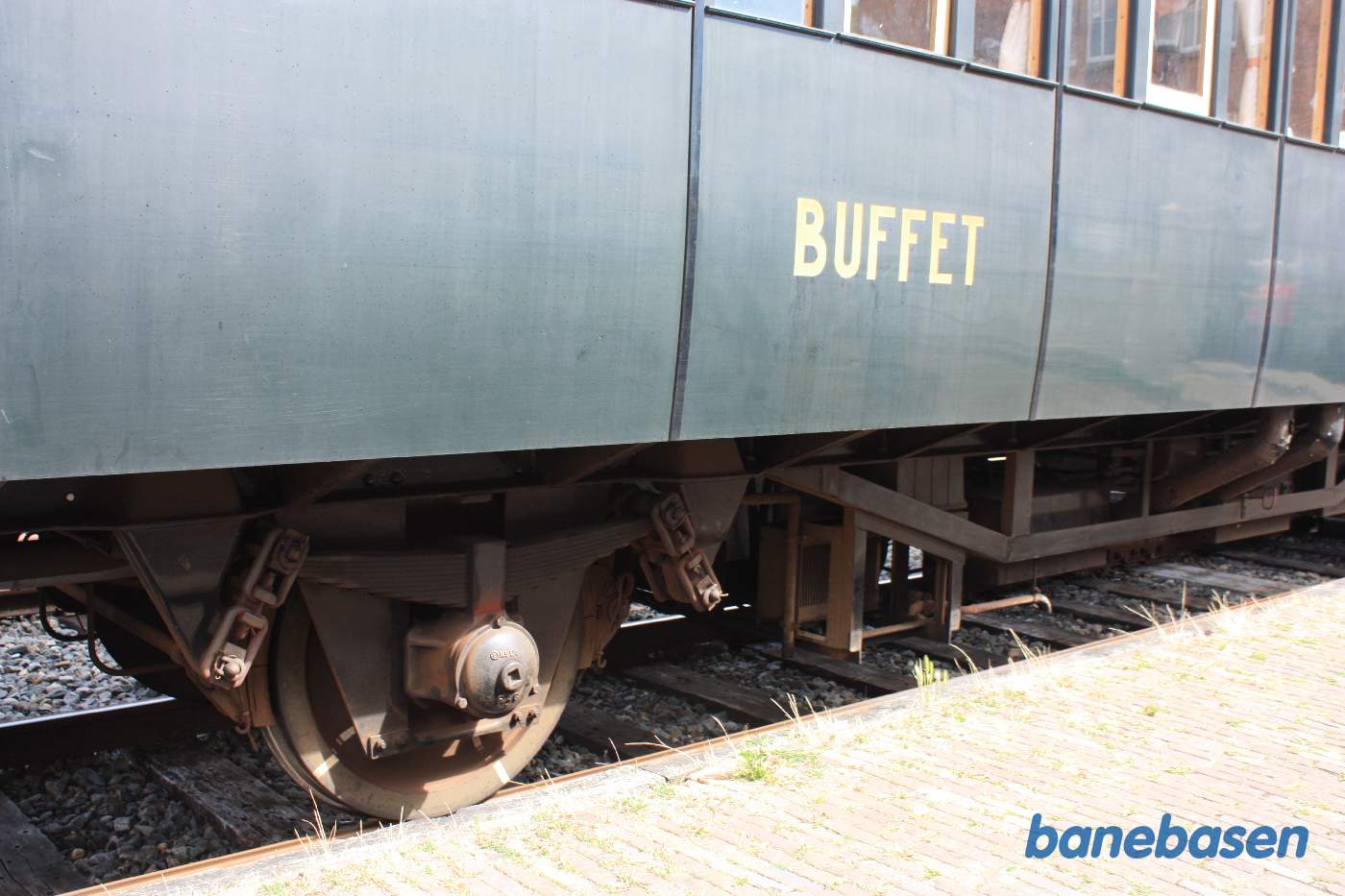 Generatoren til at lave strøm, placeret nede under Buffetvognen