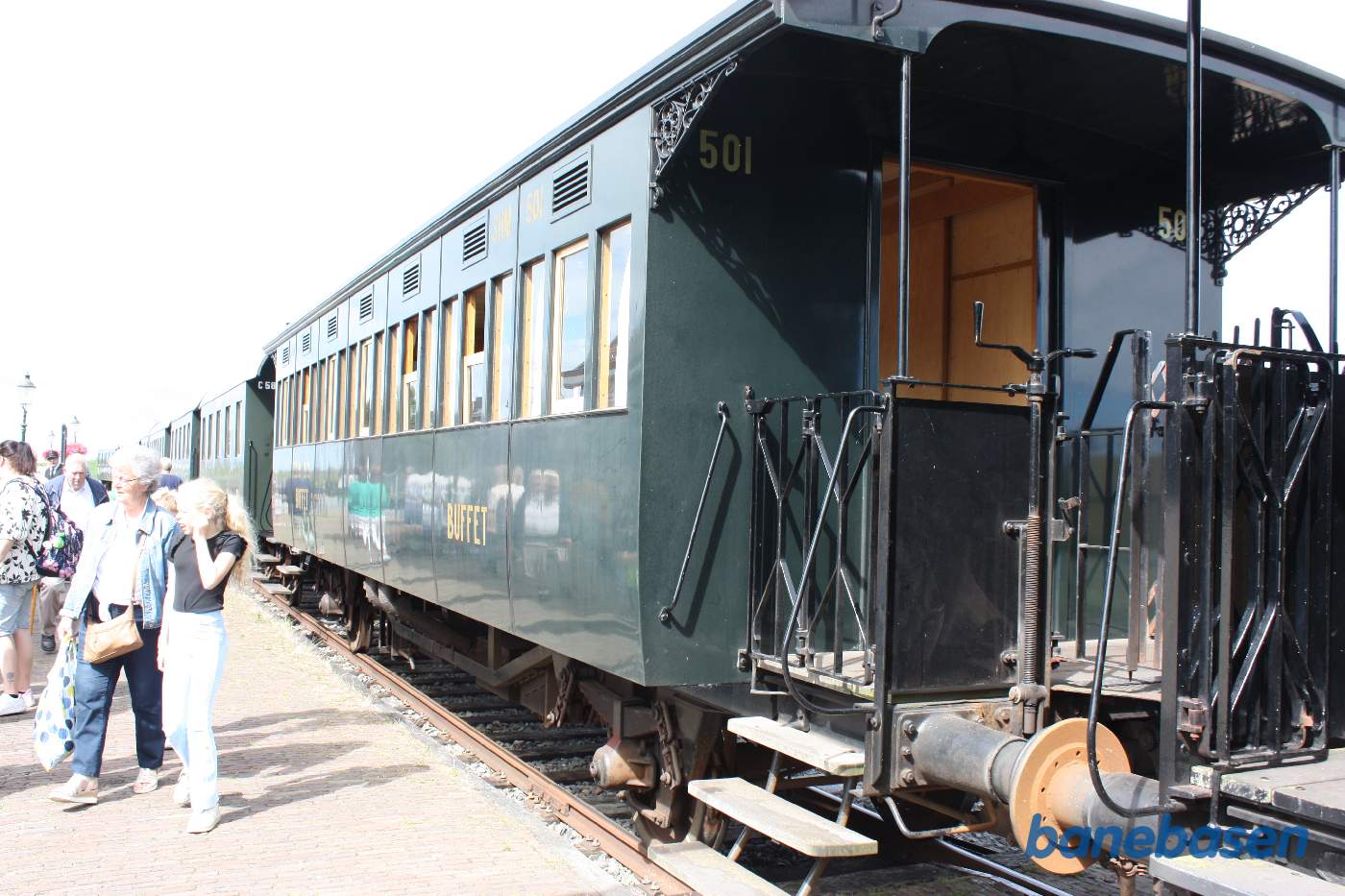 Buffetvognen set fra perronen