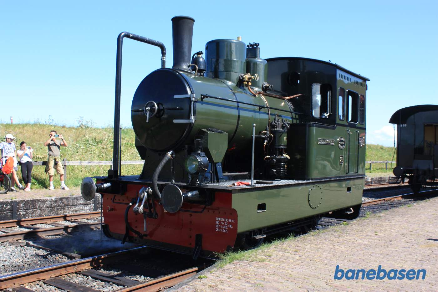 Der fyldes vand på lokomotivet i dets bundtank