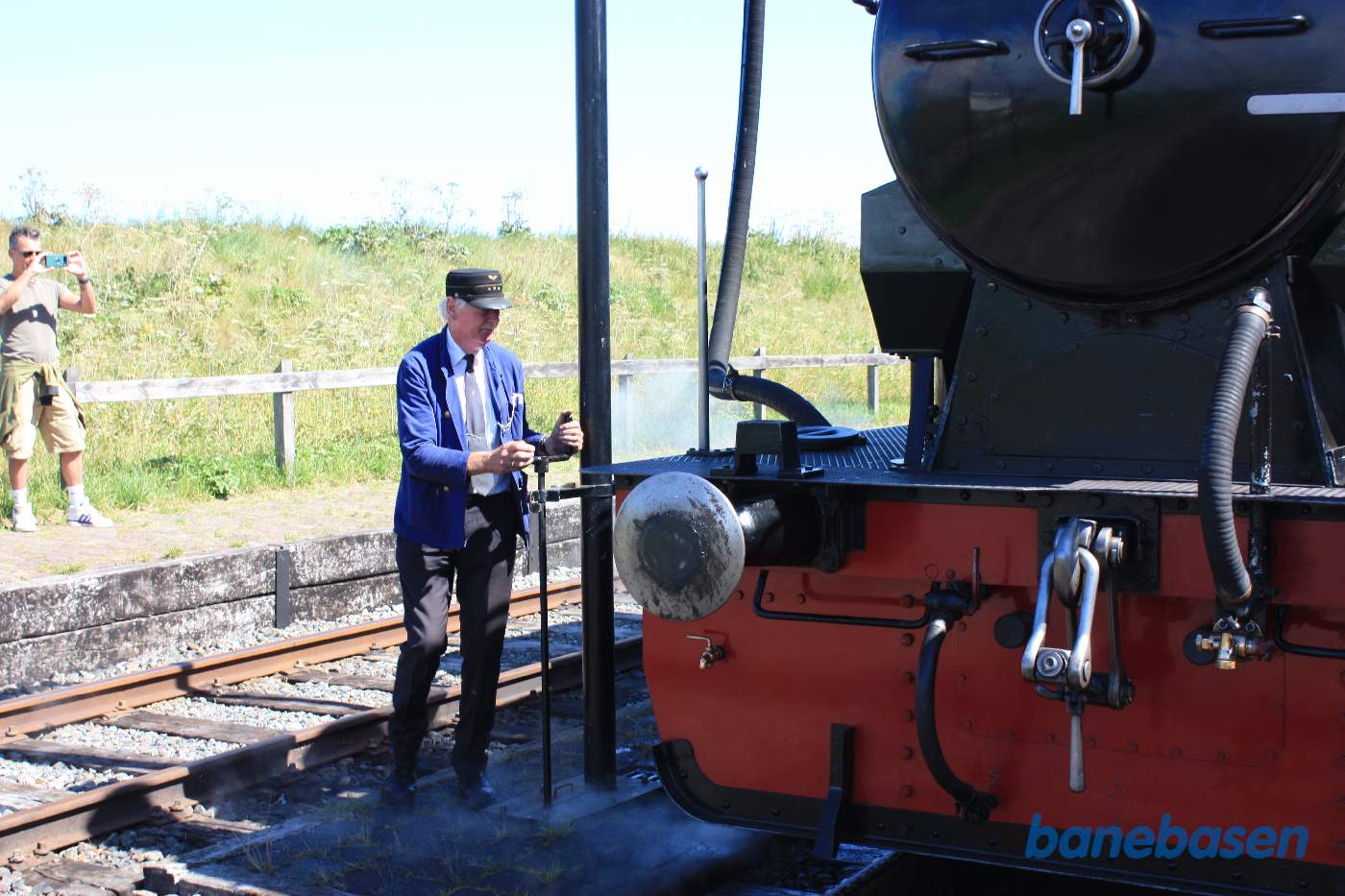 Der fyldes vand på lokomotivet i dets bundtank