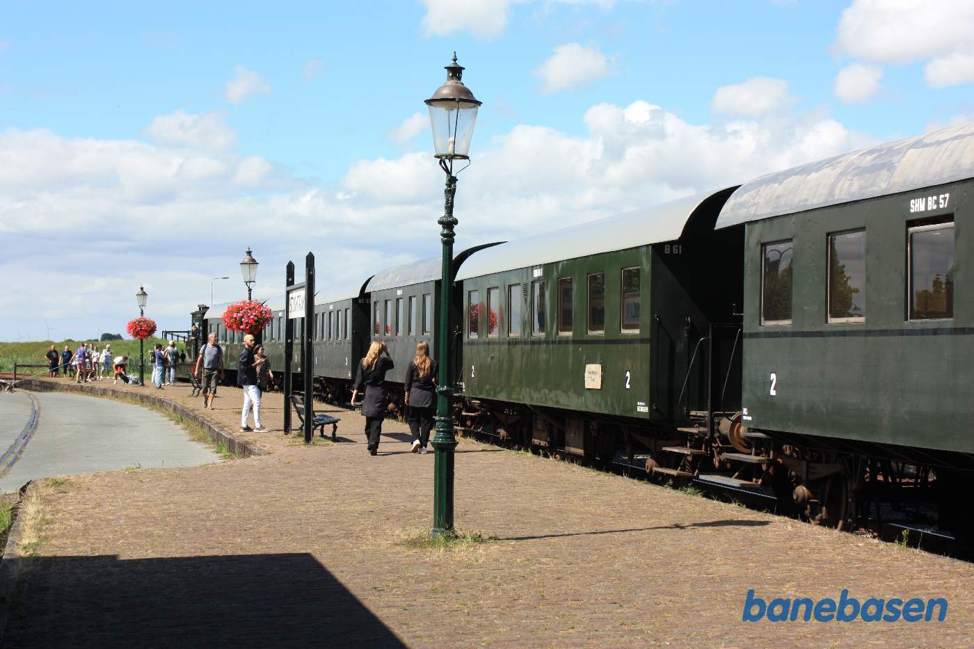 Persontoget holder ved perron, klar til at køre tilbage