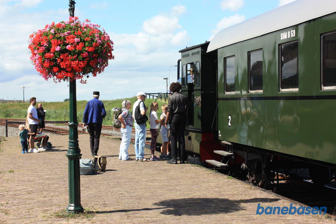 Persontoget holder ved perron, klar til at køre tilbage