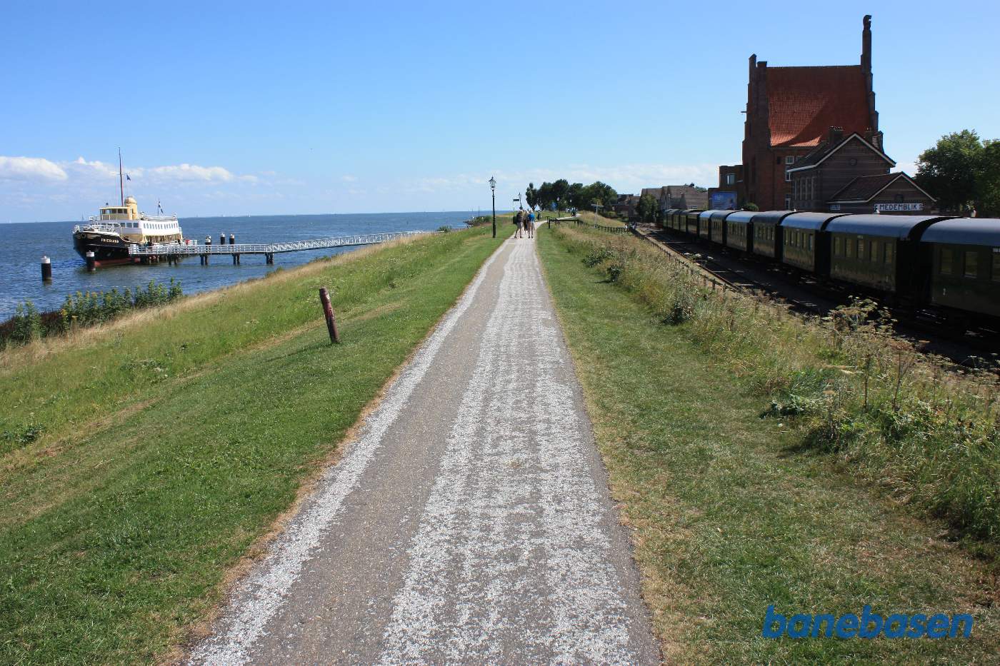 Fra diget ses færgen til venstre og toget til højre