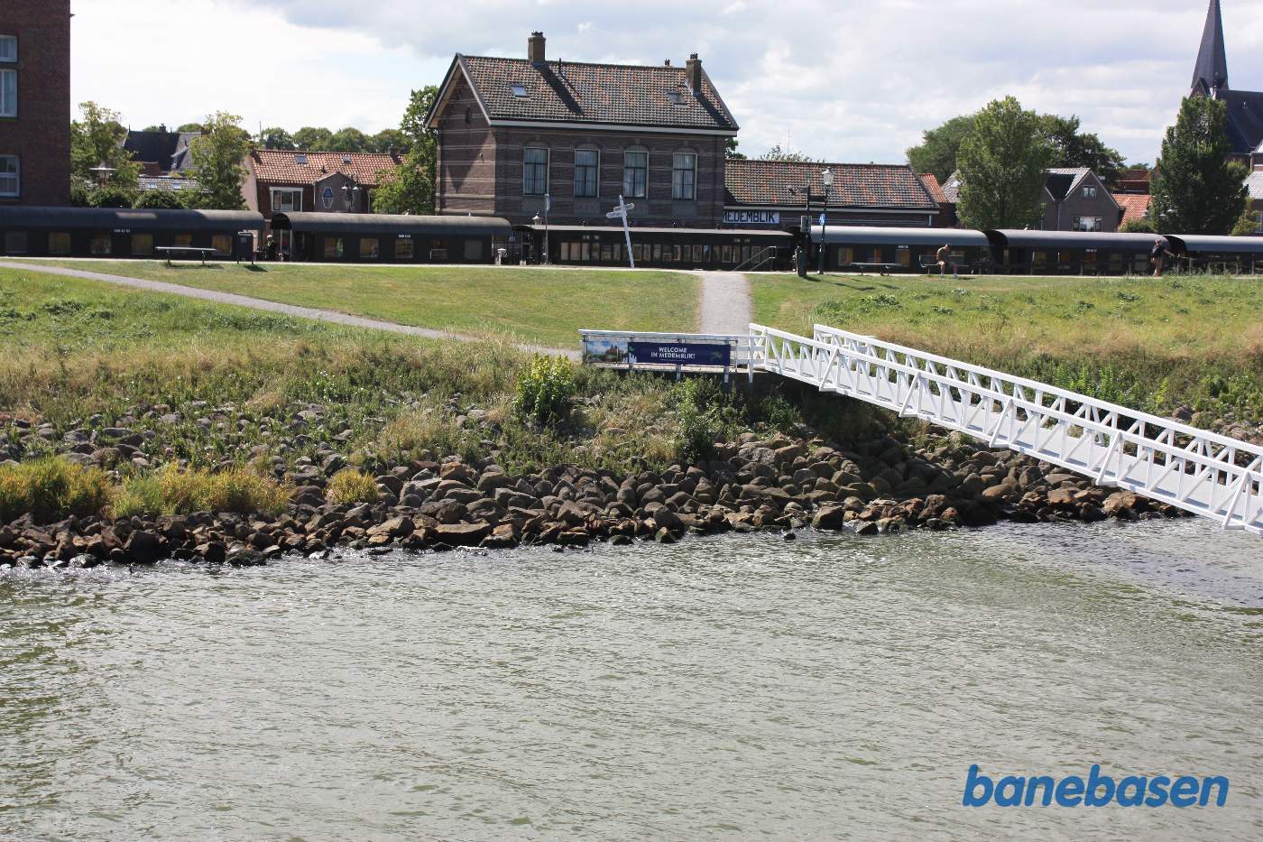 Stationen og togets top set fra færgen