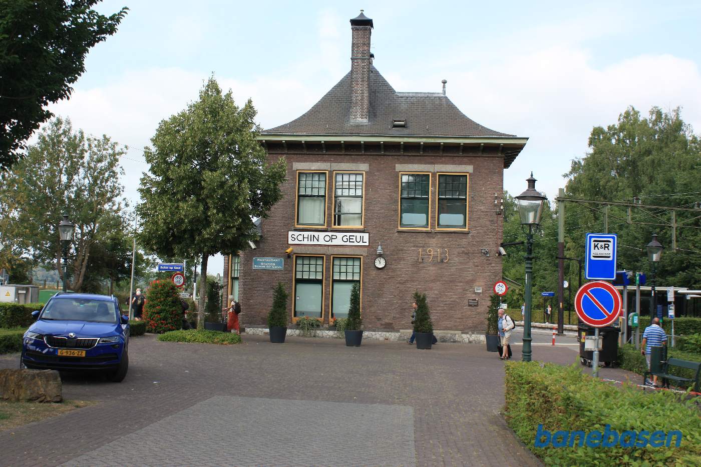 Stationen set fra vejen. Den elektrificerede bane til højre, veteranbanen til venstre