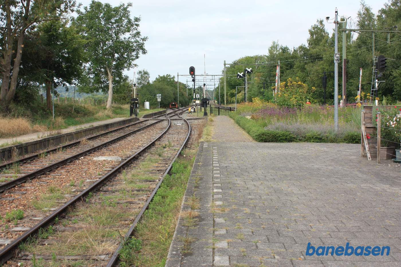 De 2 baner løber sammen i stationens vestende, mod Maastricht
