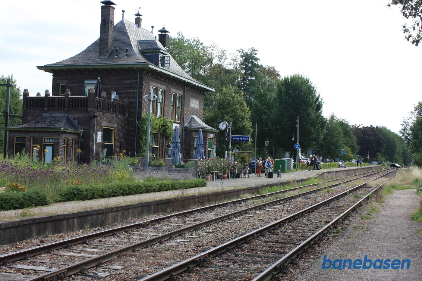 Stationsbygningen set fra veteranbanens perron