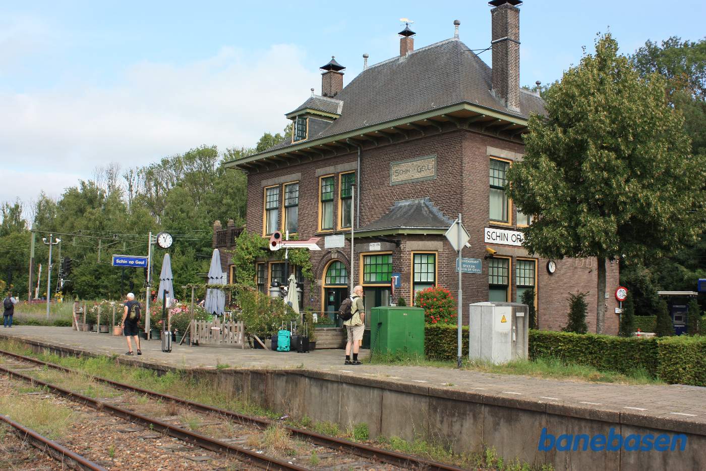 Stationsbygningen set fra veteranbanens perron