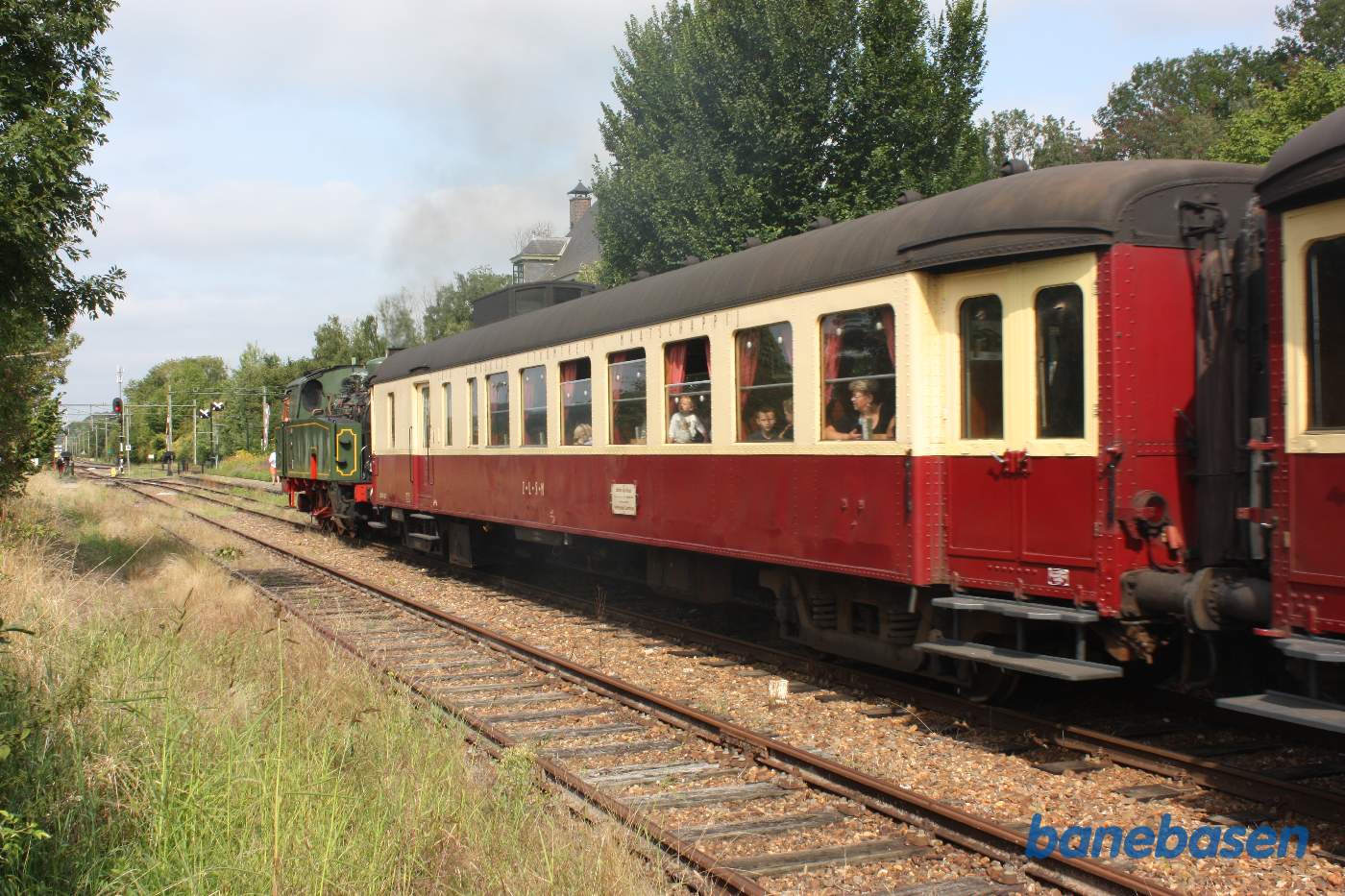 Persontoget ankommer til stationen
