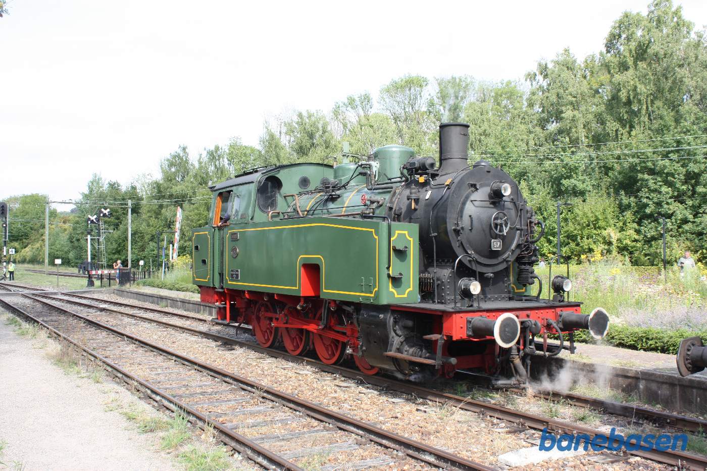 Damplokomotivet omløber vognene