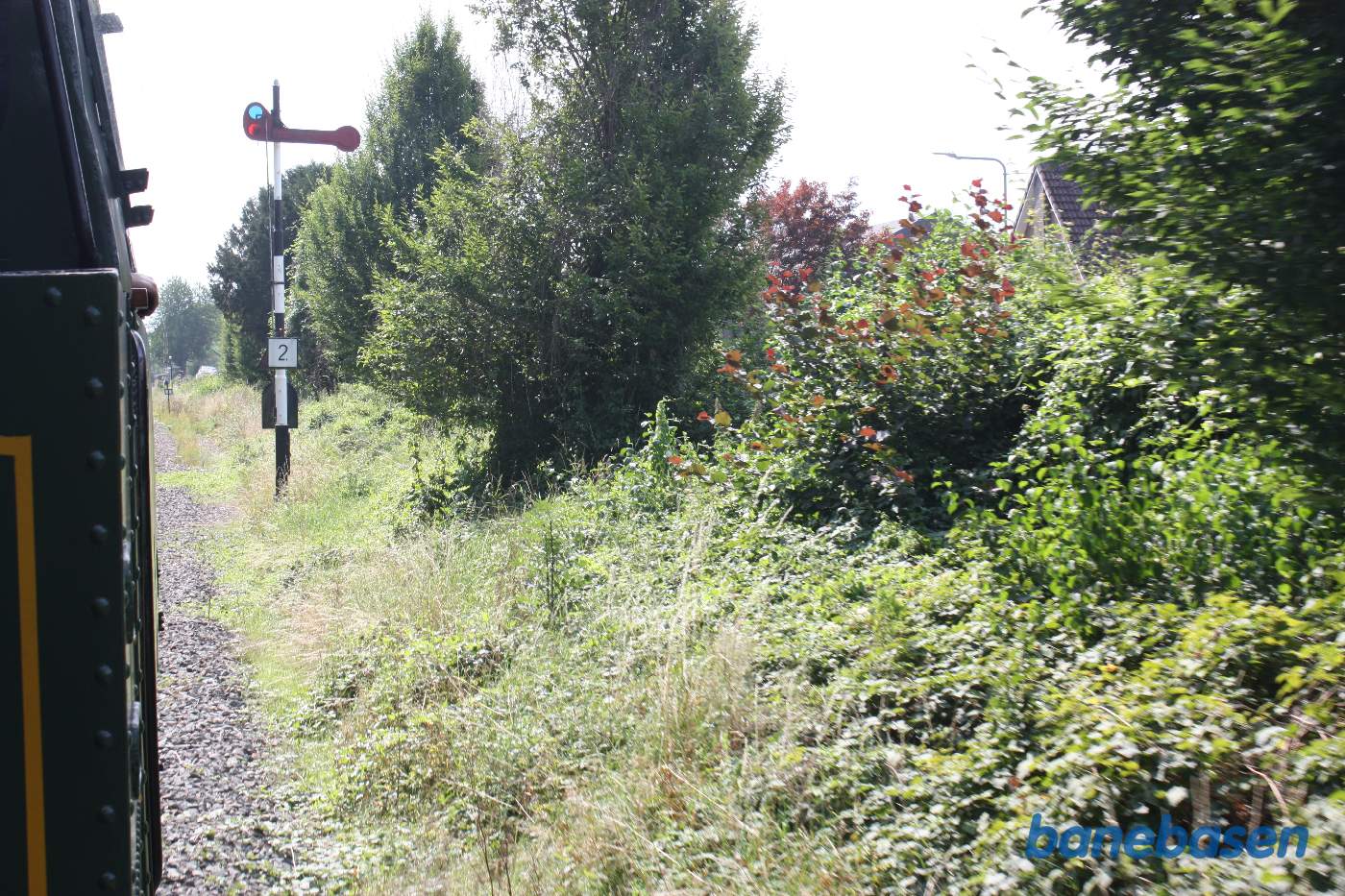 Billede fremad forbi lokomotivet. Indkørsels-signal til stationen