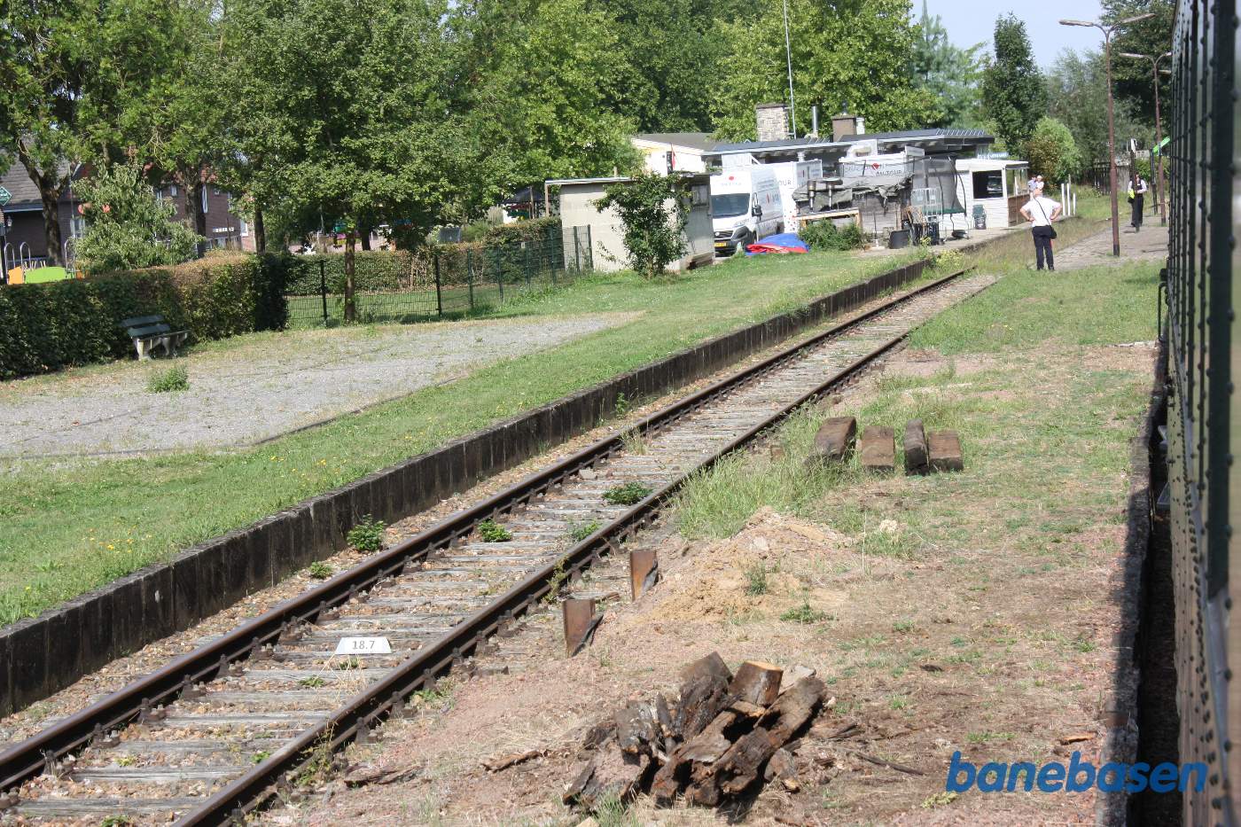 Toget holder ved perron