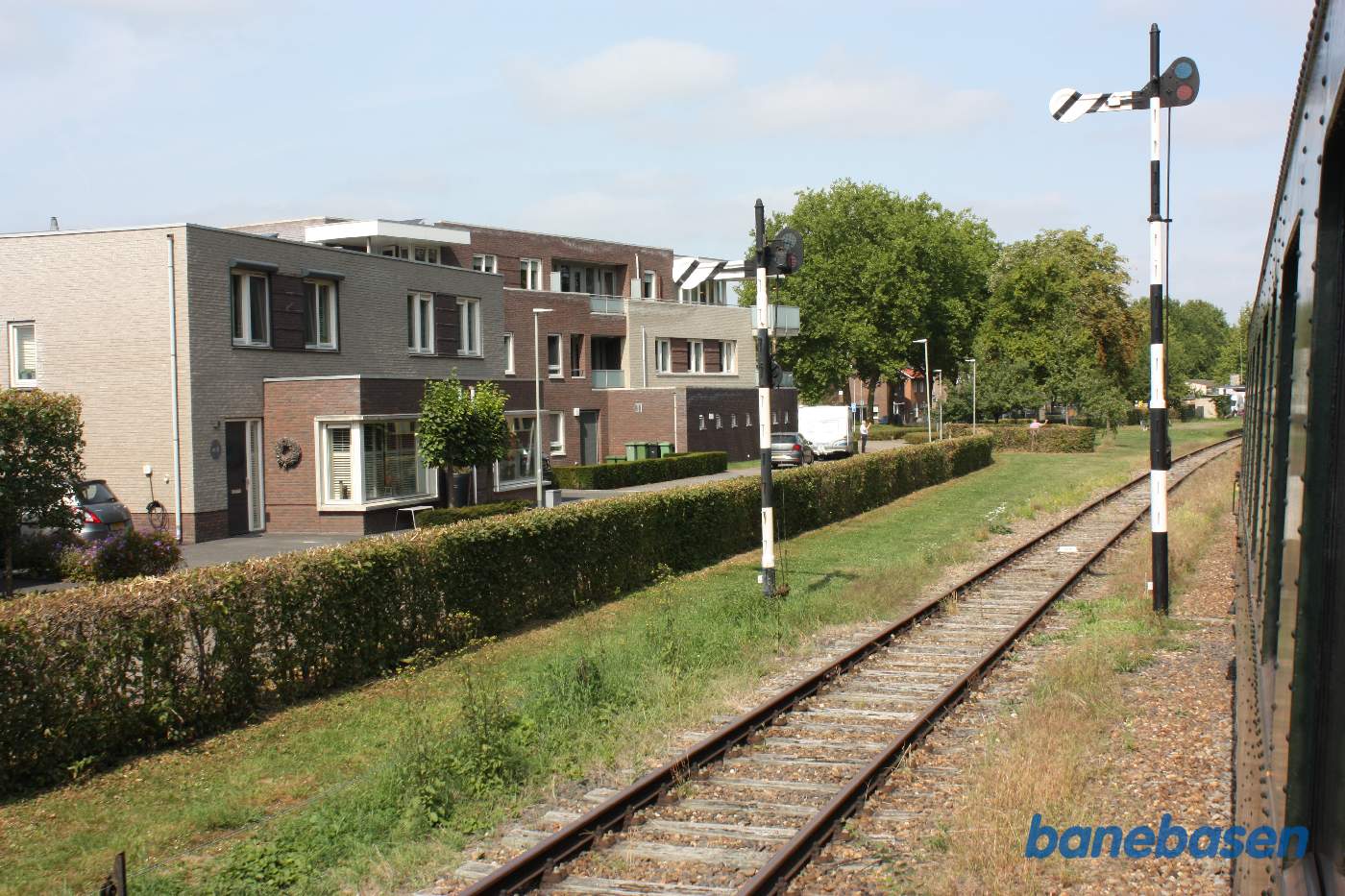 Toget på vej ud af stationen. Udkørselssignalerne ses til venstre